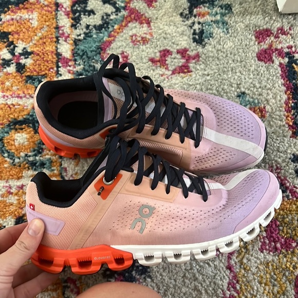 On Cloud Sneakers - Picture 1 of 4